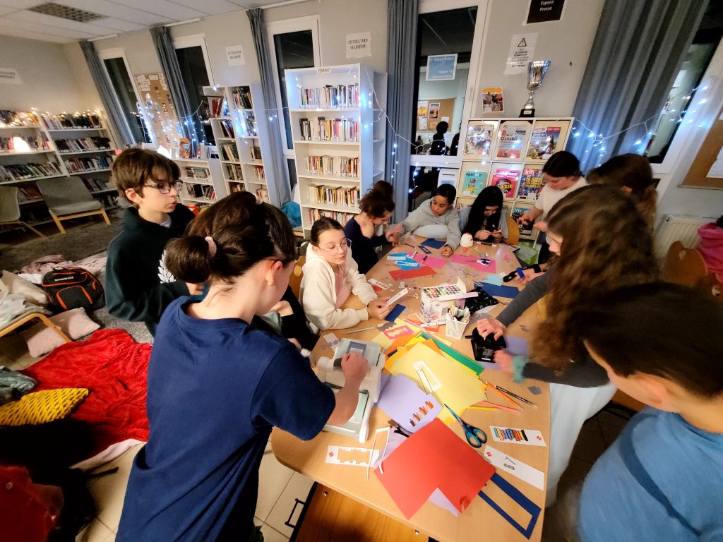 Enfants en atelier créatif